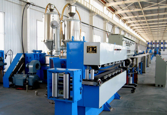 China Extrusores plásticos para capa de aislamiento de extrudado del PVC, del PE o de XLPE sobre los alambres y los cables proveedor